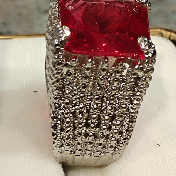 Red gemstone ring - Picture 2 of 5